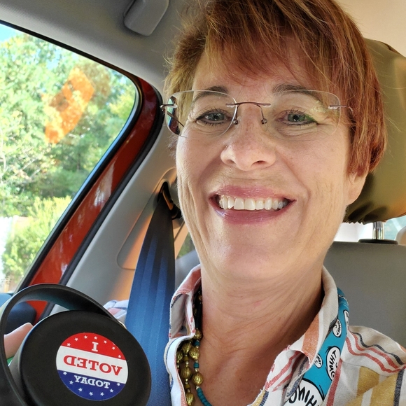 Meet your Posher, Elizabeth - Picture 2 of 3